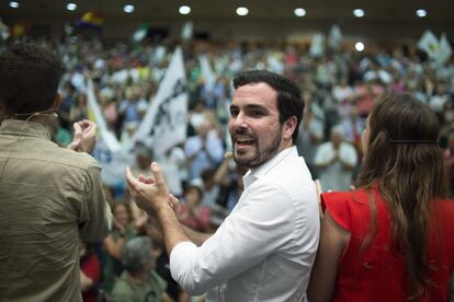 Alberto Garzón aplaude al público asistente al acto electoral de Izquierda Unida en Sevilla.