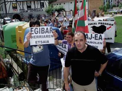 Joseba Egibar, dirigente del PNV y alcalde de Lizartza, acosado por radicales.