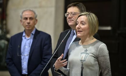 La consejera de Vivienda, María José Salvador, acompañada del presidente Ximo Puig, explica el plan contra la pobreza energética.