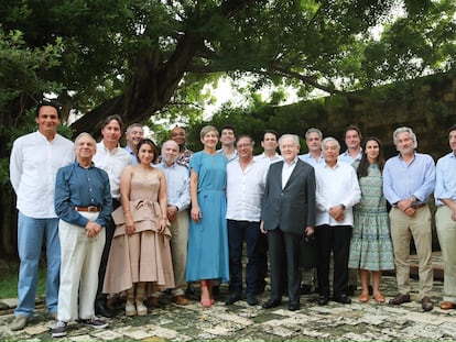 Gustavo Petro posa para una foto con su esposa, ministros y empresarios, el 21 de noviembre en Cartagena (Colombia).