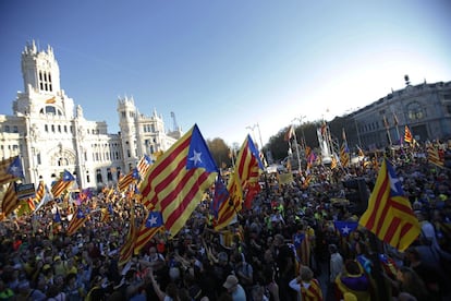 Cientos de personas ante el palacio de Cibeles, sede del Ayuntamiento de Madrid, durante la manifestación contra el juicio del 'procés'.