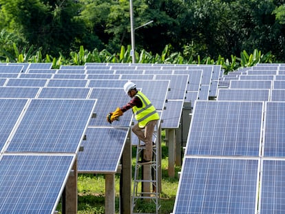 Ingenieros revisan y reparan paneles fotovoltaicos