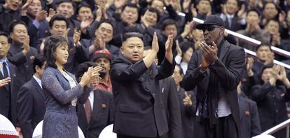 Dennis Roadman aplaude junto a Kim Jong-un y su esposa, durante la visita del jugador a Corea del Norte en febrero.