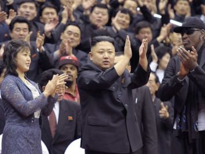 Dennis Roadman aplaude junto a Kim Jong-un y su esposa, durante la visita del jugador a Corea del Norte en febrero.