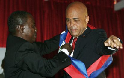 Michel Martelly recibe la banda presidencial de manos del presidente de la Asamblea Nacional haitiana, Jean Rodolphe Joazil.