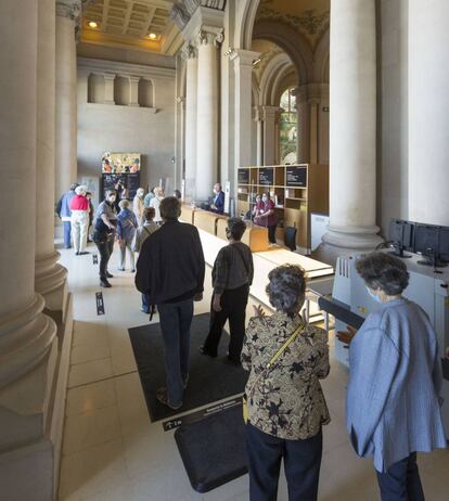 Primers visitants del MNAC, després de 90 dies tancat.