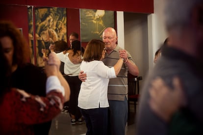 Personas con Parkinson participan de una clase de tango en la tradicional casa del tango El Beso, en Buenos Aires, Argentina, el 15 de abril de 2025.