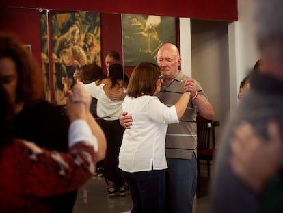 Personas con Parkinson participan de una clase de tango en la tradicional casa del tango El Beso, en Buenos Aires, Argentina, el 15 de abril de 2025.