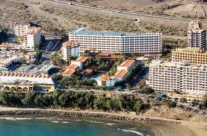 Fotografía facilitada por el hotel Continental, en el sur de Gran Canaria, en la que se aprecian varios hoteles en la costa. EFE/Archivo