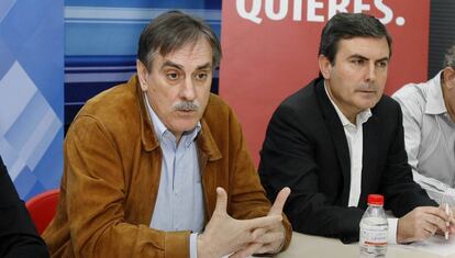 Valeriano G&oacute;mez y Pedro Saura en una foto en Murcia durante la campa&ntilde;a electoral de 2011.