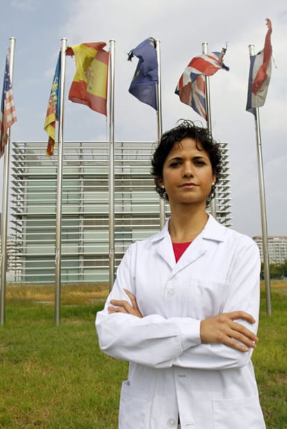 Beatriz Pérez, frente al Centro de Investigación Príncipe Felipe.