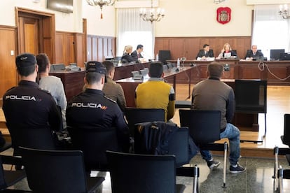 Los tres condenados ante el juez por la violación grupal a la joven en Sevilla.