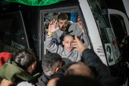 Prisioneros palestinos salen de un autobús tras su liberación, este lunes en la ciudad de Beitunia.