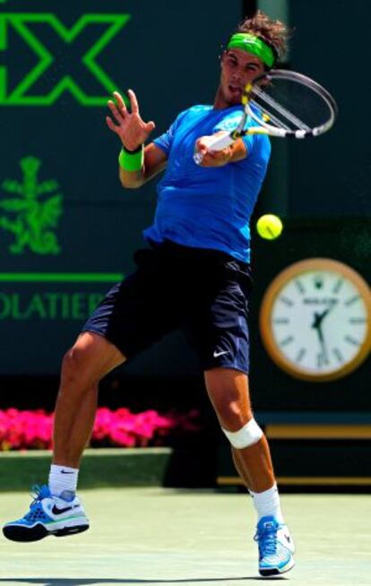 Nadal, con la rodilla vendada, durante el partido ante Nishikori.