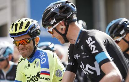 Contador y Froome charlan en la salida de una etapa de la última Volta.