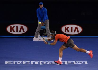 Rafael Nadal golpea la pelota durante la semifinal. 