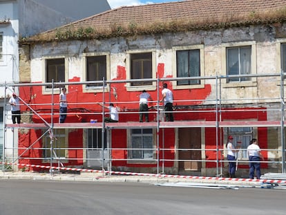 Labores de reparacin en una casa en Barreiro, Portugal.