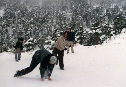 El puerto de Navacerrada (en la imagen) acumuló hasta 15 centímetros y obligó durante unas horas a los conductores a usar las cadenas mucho antes de la llegada del invierno.