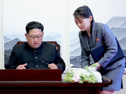 Kim Yo-jong y su hermano Kim Jong-un, que firma un libro de visitas en un encuentro entre las dos Coreas, en una foto de archivo.