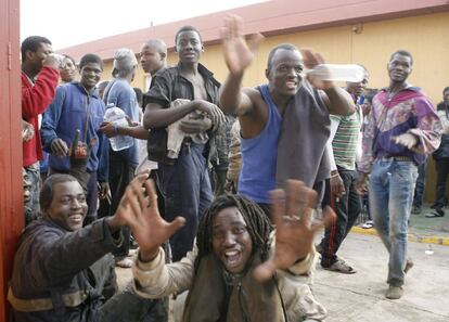 Algunos de los inmigrantes que, tras saltar la verja, han llegado al Centro de Estancia Temporal de Inmigrantes (CETI) de Melilla, celebran haber pasado la frontera.