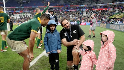El sudafricano Damian de Allende, a la izquierda, conversa con el neozelandés Samuel Whitelock, quien le presenta a sus hijas tras la final del Mundial que ganó Sudáfrica a Nueva Zelanda.