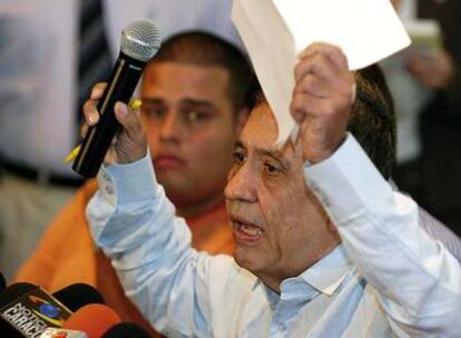 Lizcano, rehén huido de las FARC, ayer en una rueda de prensa.