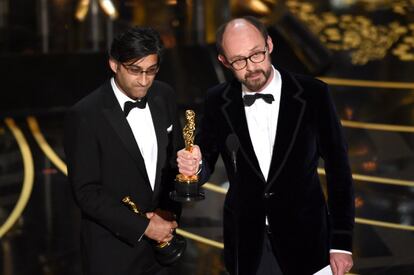 Asif Kapadia e James Gay-Rees recebem o Oscar de melhor documentário por 'Amy'.