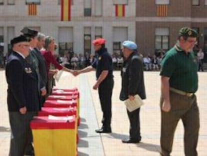 María de los Llanos de Luna da la mano a un representante de la citada agrupación.