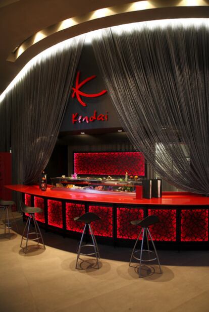 Barra de la coctelería y el restaurante <i>sushi-bar</i> instalados en el anfiteatro del Häagen-Dazs Calderón.
