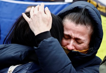 Dos mujeres se abrazan en un centro de alojamiento para refugiados temporales en en Korczowa (Polonia). Naciones Unidas ha elevado este domingo el balance de refugiados hasta 1,5 millones de personas, lo que supone el mayor éxodo en Europa desde la Segunda Guerra Mundial.