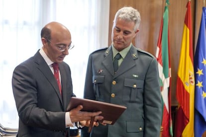 Carlos Urquijo con la placa de reconocimiento al guardia civil José Higinio Sañudo.