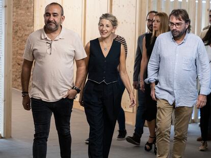 Yolanda Díaz, vicepresidenta en funciones, acompañada a, la izquierda, por Javier Pacheco, secretario general de CC OO en Cataluña y Camil Ros, de la UGE, este jueves en Barcelona.