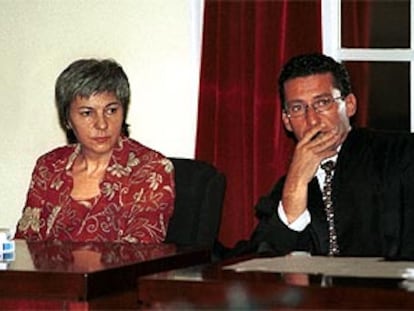Dolores Vázquez, junto a Miguel Criado, uno de sus abogados, durante el juicio.