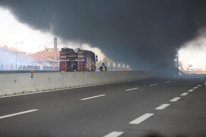 Los bomberos trabajan cerca del lugar de la explosión.