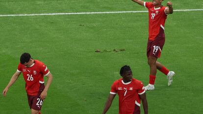 Dan Ndoye celebra su gol ante Alemania.