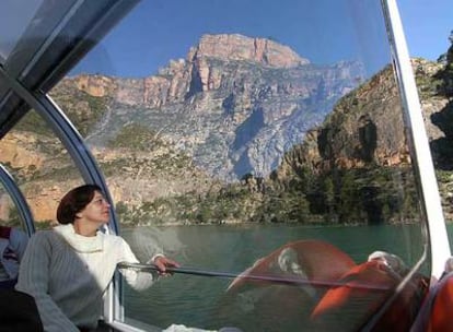 El paseo en barco turístico por la garganta del río Júcar sale de la presa de Cofrentes y dura un par de horas.