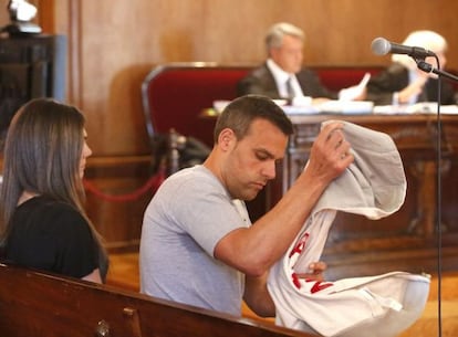 Marcos Vigo, sentado en el banquillo de los acusados de la Audiencia de Pontevedra.