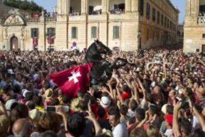 En Ciudadela, un caixer (jinete) encabrita a su caballo entre la multitud.