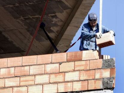 Un obrero trabaja en la construcción de una vivienda