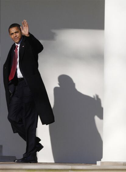 Obama saluda desde el corredor exterior del ala oeste de la Casa Blanca.