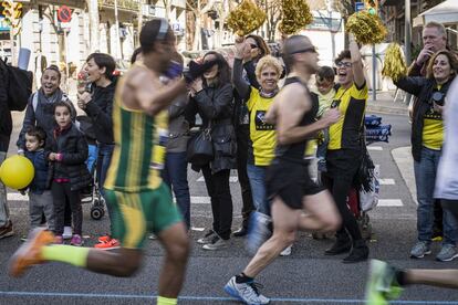 Miles de barceloneses han salido a las calles del recorrido para animar a los casi 18.000 participantes