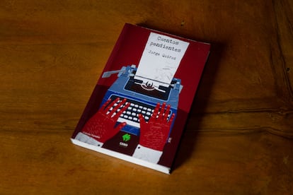 Un ejemplar de un libro de cuentos escritos por Jorge Quiroz.