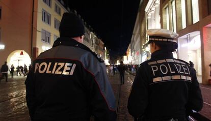 Dos polic&iacute;as en Friburgo (Alemania), en una imagen de archivo.