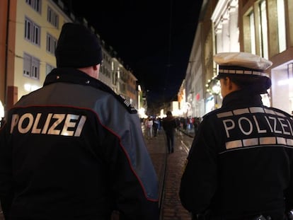 Dos polic&iacute;as en Friburgo (Alemania), en una imagen de archivo.