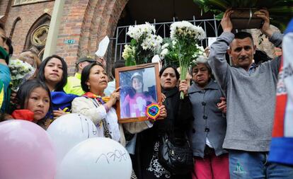 Un grupo de personas reclama justicia tras el funeral por la ni&ntilde;a de siete a&ntilde;os asesinada en Bogot&aacute;. 
