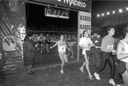 Meta de la San Silvestre Vallecana Popular en el año 1994. Por aquel entonces, tanto la prueba internacional como la popular terminaban dentro del estadio pero, conforme fue creciendo la competición popular, la organización decidió sacar la meta fuera para evitar aglomeraciones. 