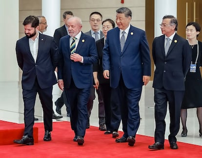 De izquierda a derecha, el chileno Gabril Boric, el brasileño Luiz Inácio Lula da Silva, el chino Xi Jinping y el colombiano Gustavo Petro, el martes en Pekín.