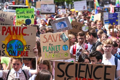 Manifestantes alemanes protestan contra el cambio climático.