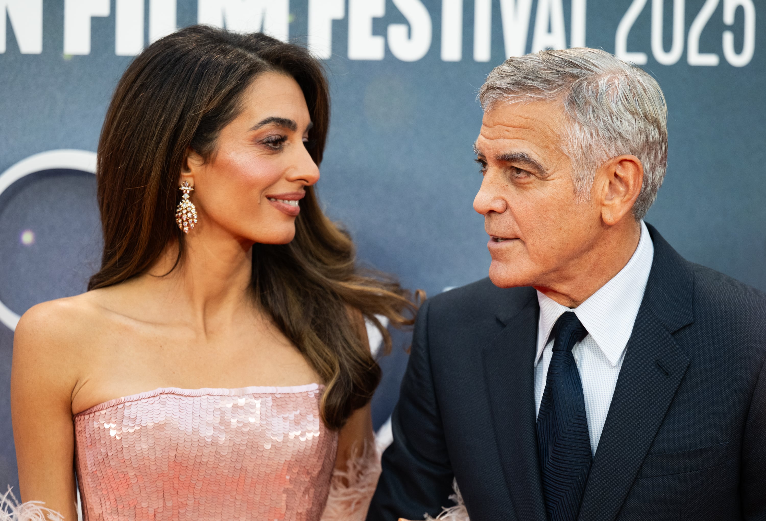 George Clooney no besará a más mujeres en pantalla tras reflexionar con su mujer, Amal: “Intento seguir los pasos de Paul Newman”