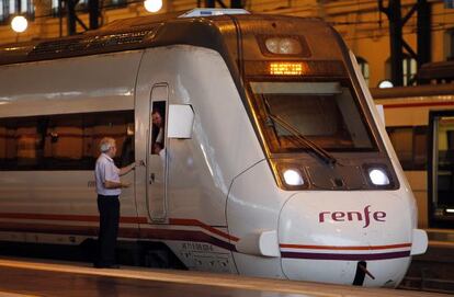 Un tren en la estación de Valencia en la última jornada de huelga en contra de la liberalización del sector ferroviario.